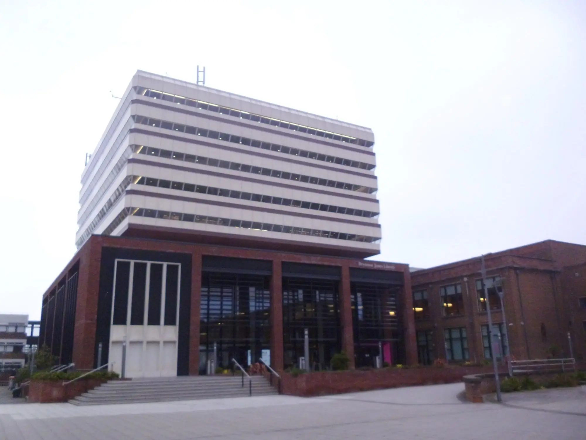 The Brynmor Jones Library on the University of Hull campus, seen from the paved area in front of the entrance